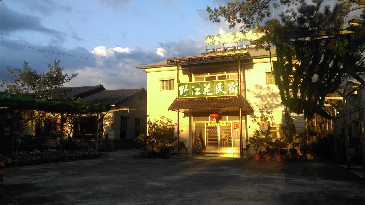 Sun Moon Lake Wild Flower Bed & Breakfast Yuchi Bagian luar foto